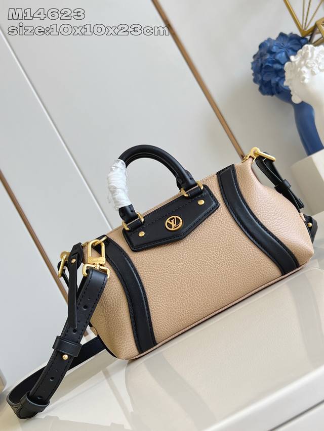 出厂价P 顶级原单 M14623杏 本款 Nano Lv Rider 手袋出自 2025 春夏系列，为像素化粒面羊皮革融入光滑牛皮革元素，再以 Lv Circl