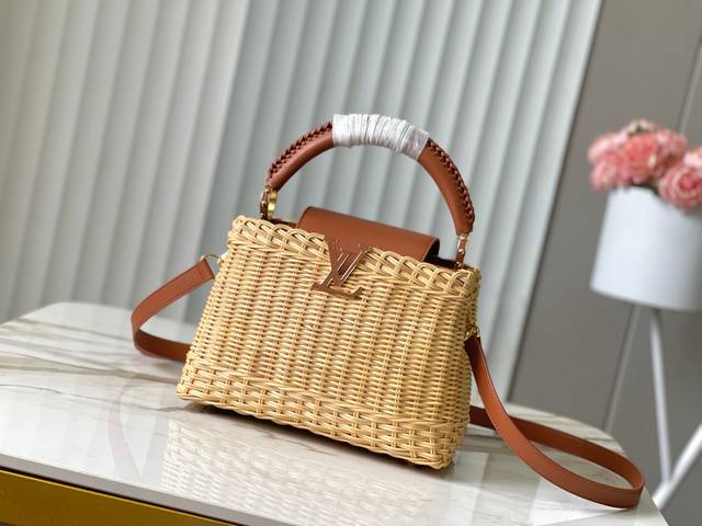 出厂价P 特级精品动态芯片M26025 M48865棕色编织印花竹篮本款Capucines手袋回溯品牌于1892年推出的Picnic 硬箱 以考究设计传递度假风