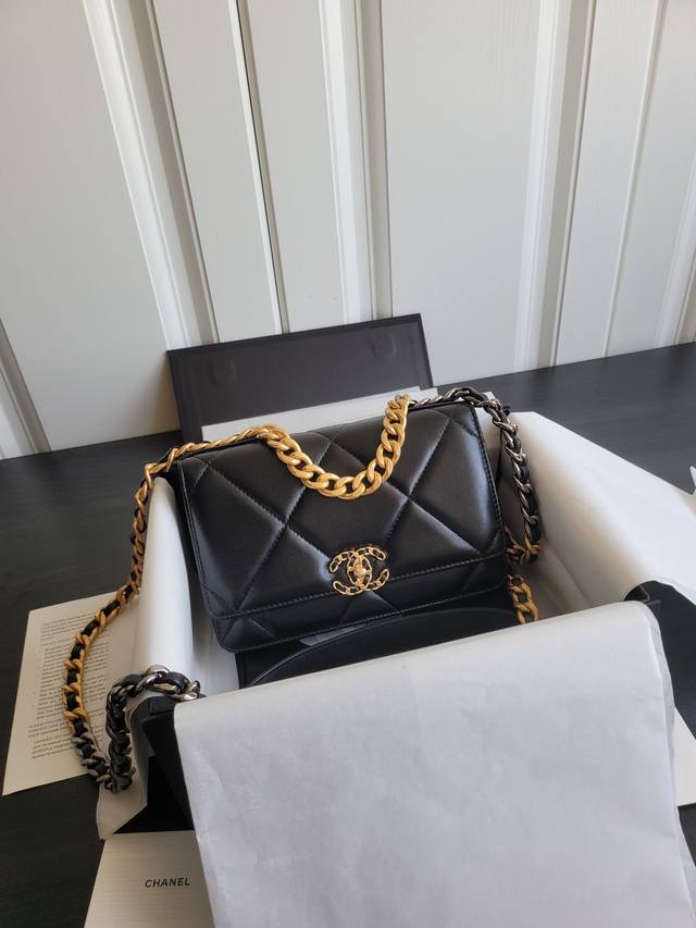 23P20Bag Woc最新版纽扣比起老版本的磁铁扣 纽扣版本更为精致一些 皮条穿链Logo 双色链条 大菱格简直爱得不要不要的可爱又不失时尚 仿佛一朵莲花 出