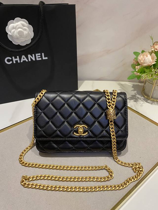 Ohanel 22K秋冬新品小金柱调节链Woc招财包的高级感质感超Nice～经久不衰的包型，背多久都不过时肩带的自由调节，不同身高的仙女都能Hold住容量也很，