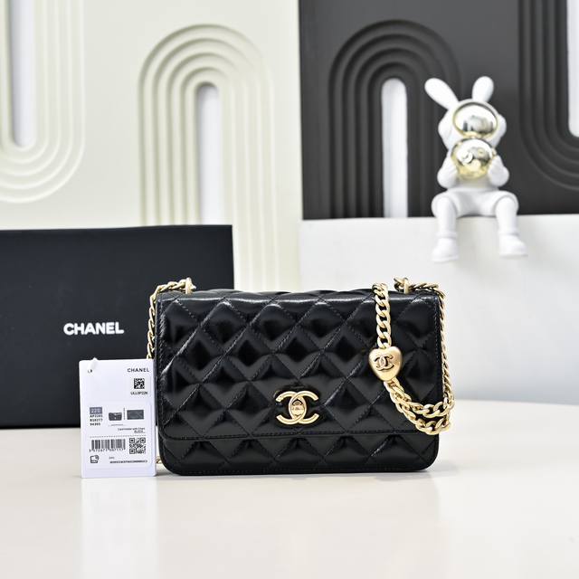 Chane1香奈儿24P爱心调节扣新款羊皮Woc可调节的链条，适合任何身高的女生！ 做旧的五金以及黑金配色简直完美 可以轻松放入15Promax手机，也可以放唇