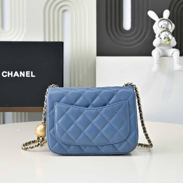 Chane1专柜最新颜色大金珠Cf款 真的是跑遍全球都很难买到 一包难求，实在太火太火了，加个金珠可以调节肩带长度 更加精致 超软羊皮手感特舒服 另外我家五金只