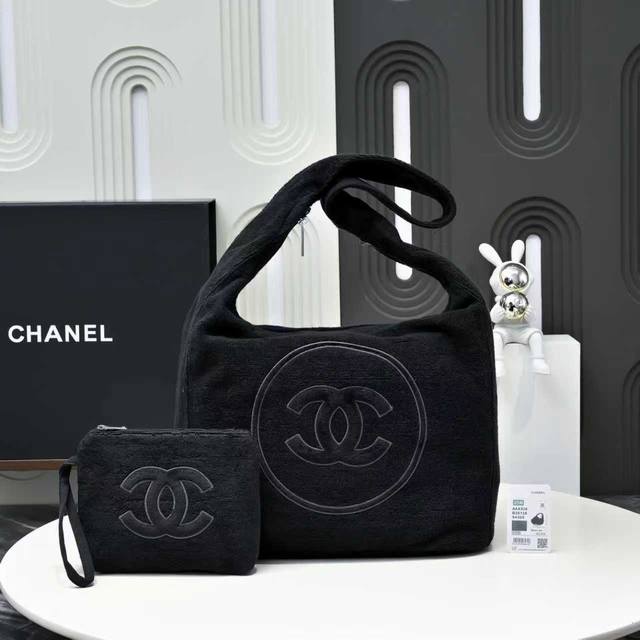 Chane1 Coco Beach沙滩系列毛毯包真的有种不合时宜的美！通体纯棉毛巾绒材质，真的超级轻便，比你之前买到的任何同款的购物袋都要轻便！整体设计简洁又带