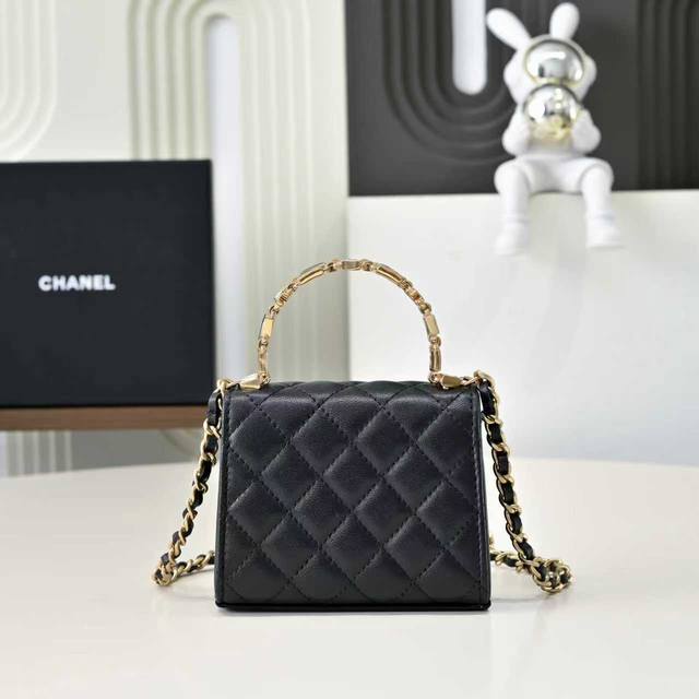 Ohanel 宝石法琅迷你手柄包最近的小香真的大爱手柄 每个几乎都添加了手柄的设计 经典黑金设计 小羊皮 细腻的手感加上坚挺的包身 柔软与挺括兼具 法琅手柄是它