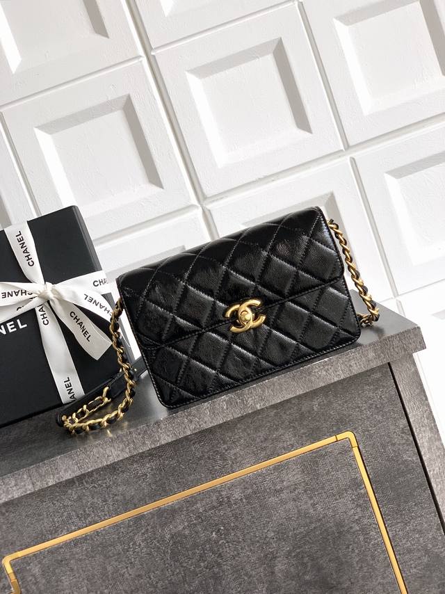 高级手工坊系列油蜡皮口盖包黑色的独特的油光材质，拥有如天鹅绒般细腻丰富的触感经典菱格纹搭配复古做旧的五金，皮面肩带不怕会勒肩膀设计简约却充满力量感，标志性的菱格