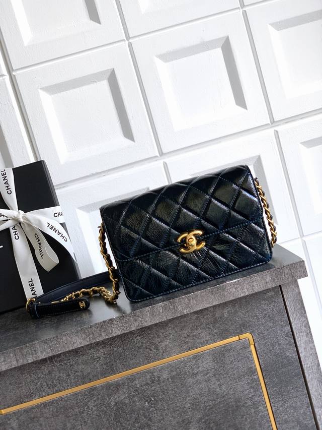 藏蓝色 渐变色、可黑蓝 腋下包 统统出货啦 高级手工坊系列油蜡皮口盖包黑色的独特的油光材质，拥有如天鹅绒般细腻丰富的触感经典菱格纹搭配复古做旧的五金，皮面肩带不