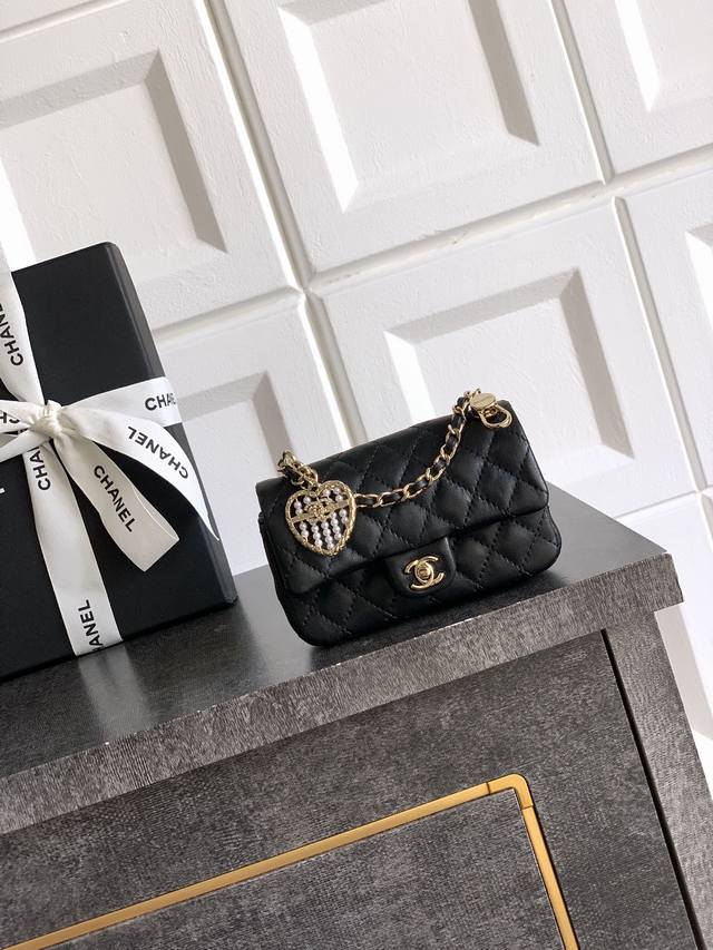 Ohanel25A Mini爱心珍珠Cf挂件小皮具， 酒红色 香槟金、奶白色、婴儿蓝、樱花粉、软糯细腻的小羊皮Cf、爱心挂件中的国风“算盘元素”“屏风元素”种种