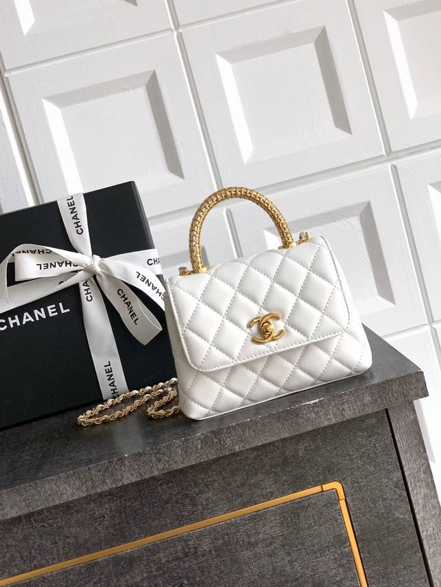 奶白色 14Cm Ohanel 25A 金色钻石镂空手挽！经典又时尚系列 、爆款来袭Cocohandle 经典之作 ！采用了胎牛皮 ！纯铜金属带钻手柄设计金光闪