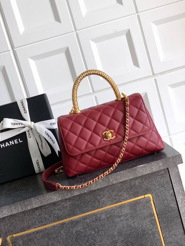 酒红色 23Cm Ohanel 25A 金色钻石镂空手挽！经典又时尚系列 、爆款来袭Cocohandle 经典之作 ！采用了胎牛皮 ！纯铜金属带钻手柄设计金光闪