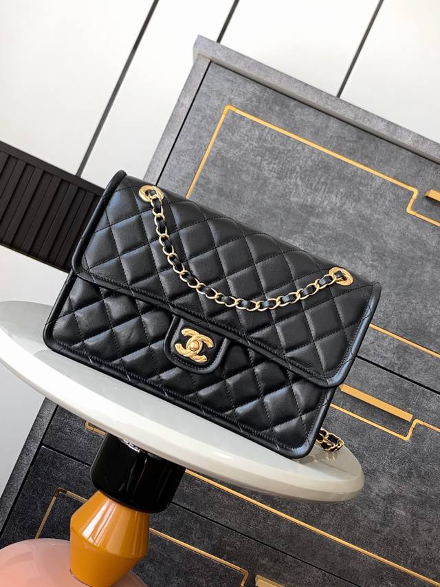 大號出货啦！胎牛皮对版货Ohanel 24K豆腐包集抗造与好看于一身~这款新包的亮点那就是它的皮质是油蜡牛皮主打的就是扛造耐磨，特别适合咱们用包不细致的姐妹整体