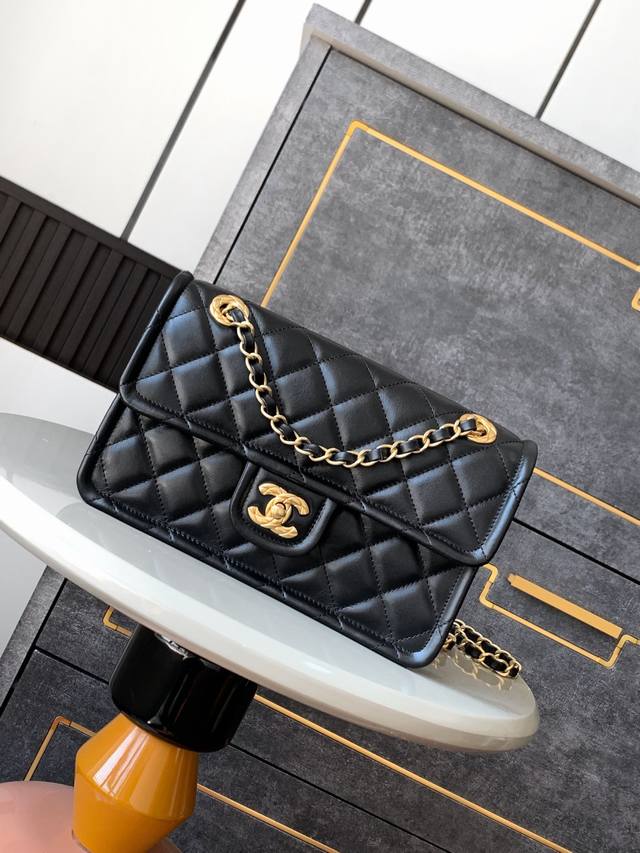 小號出货啦！胎牛皮对版货Ohanel 24K豆腐包集抗造与好看于一身~这款新包的亮点那就是它的皮质是油蜡牛皮主打的就是扛造耐磨，特别适合咱们用包不细致的姐妹整体