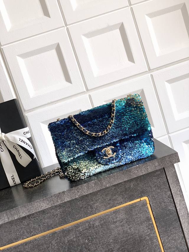 渐变色 蓝色 Ohanel 25P重磅高级手工坊刺绣密性亮片、型状Cf超闪亮片珠片包接预定啦秋冬季滤镜，So Black炸街超酷实物简直美炸了超级少有的爆款珠片
