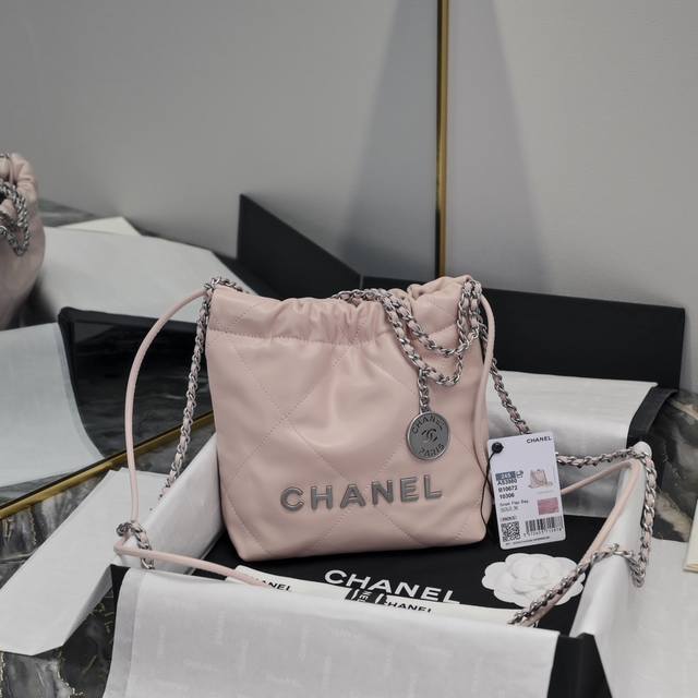 高端顶级版本Chanel 23春夏新款 Mini 22Bag跟大尺寸一样的亮面小牛皮搭配复古五金菱格纹等比缩小的22Bag比大尺寸来得更加精致链条的设计太可，双