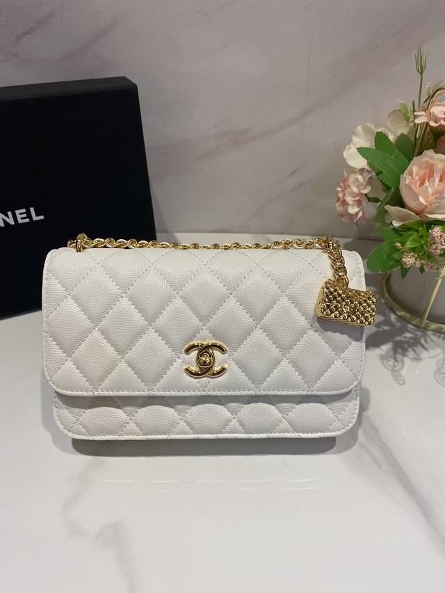 Chane123S风琴黑金牛皮Woc 金属是复古金，上身非常闪亮十，正宗黑金，荔枝皮不用解释，用完完全不心疼容量跟Woc差不多，高度比经典Woc矮但双层的东西可