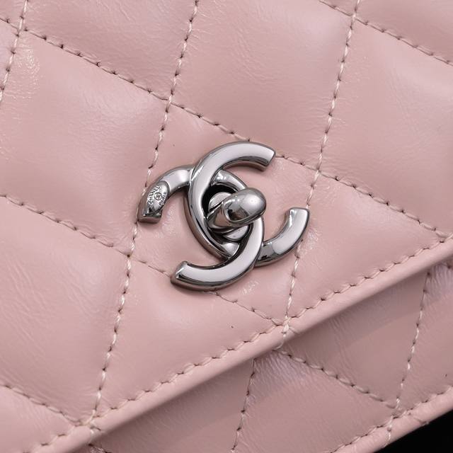 Chanel 23K黑银牛皮手柄Woc 牛皮手柄黑银 皮质是带点纹理的牛皮，质感高级耐磨 Ap4870 尺寸：19*12*3.5Cm