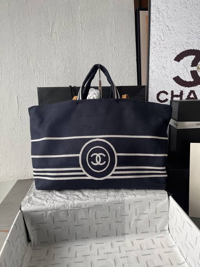 顶级货_ 法国 高端定制品 Chane1 对版乌金五金 Chanel海军蓝条纹牛仔购物袋海军蓝，驼色皮肩带，美式的条纹海军风上身真的太减龄了，满满的海边浪漫气息