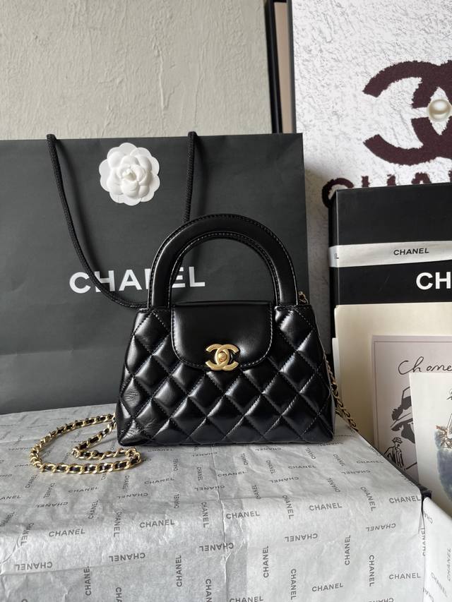 顶级货_ 法国 高端定制品 Chane1As4416 Chane1 23K Kelly 凯莉 23K秋冬走秀爆款来袭 不仅衣服 包包也很多设计非常赞的款式但是，