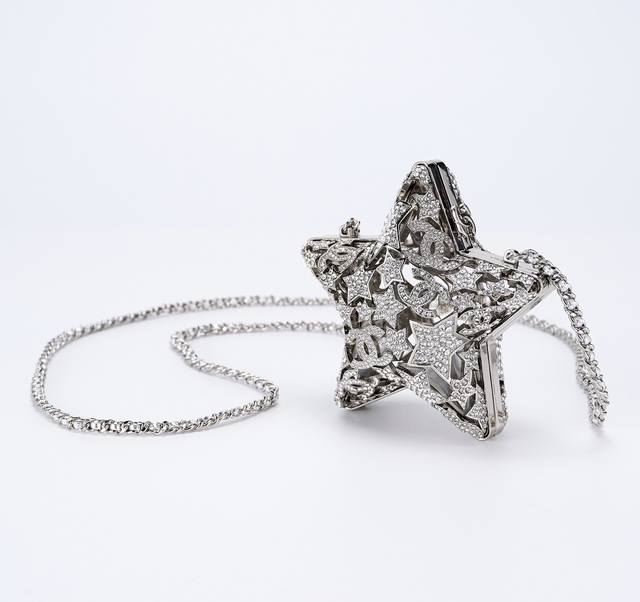 独家现货Chanel 25A 收藏家系列镂空星星钻包晚宴包超级闪耀哇 Chanel 25A高级手工坊收藏家美很夸张！和朋友一起All In的快乐 25高级手工坊