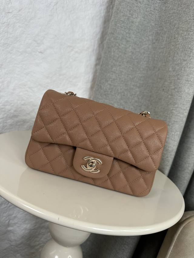 升级版 全名：Classic Fla0 1116细球 颗粒球纹 大Mini 皮料：原厂Haas小球鱼子酱内里进口小羊皮五金：24K电镀 全钢五金尺寸： 12*2