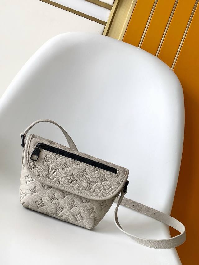 M14794本款 原单灰色对版色Pulse 迷你手袋为 Monogram Shadow 压纹牛皮革浸染摩登新色，以柔软质感升级考究构型和舒适背携体验。金属件与翻