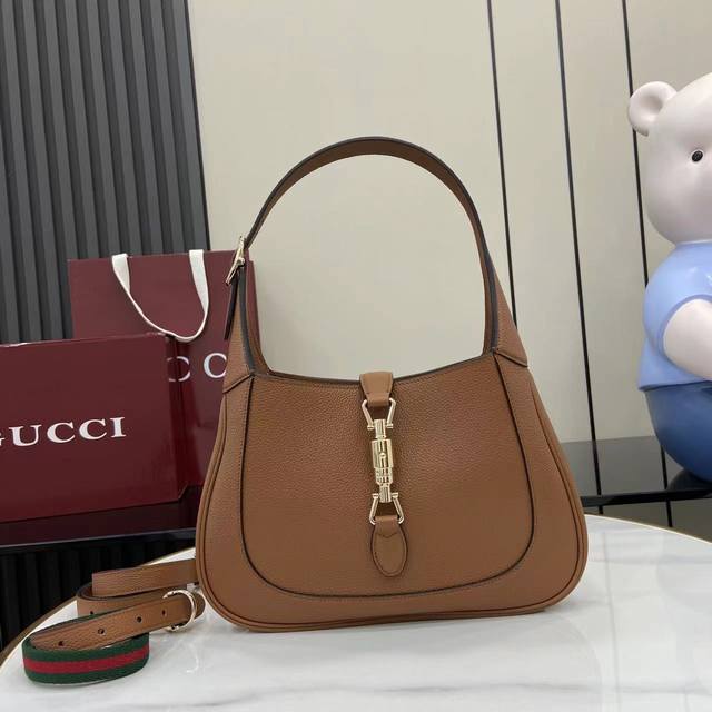 配全套原厂专柜包装 新品 这款全新Gucci Jackie 1961系列手袋由上等优质皮革匠心打造，尽展品牌经典肩背包的精湛工艺、新月造型和流畅廓形。浅金色调配