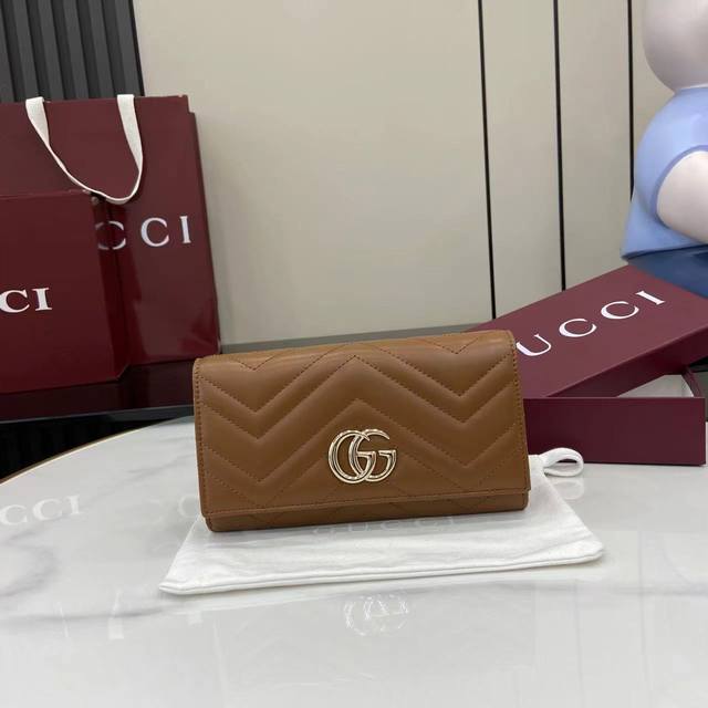 配全套原厂专柜包装 新品 Gg Marmont系列长款皮片夹采用绗缝牛皮革打造，配以V形纹设计，背面装饰 Gg 标志。新棕色V形纹绗缝牛皮革复古金色金属配件双