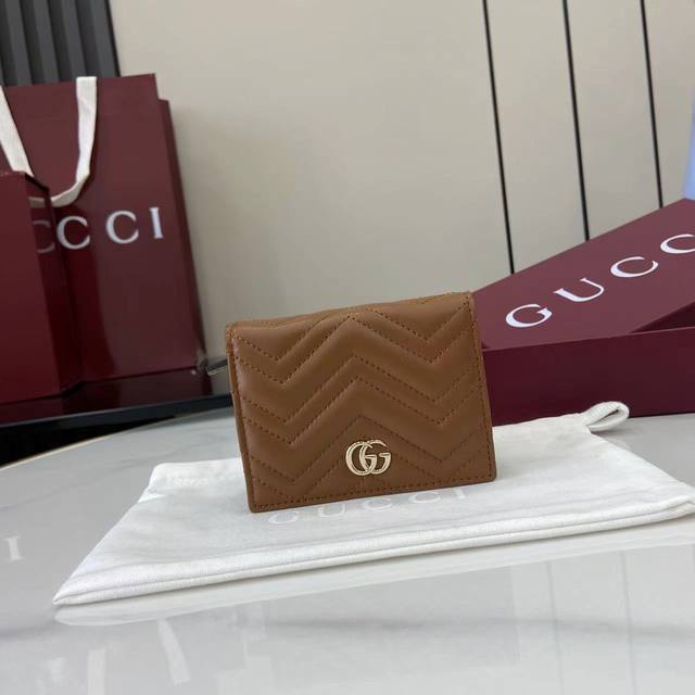 配全套原厂专柜包装 新品 这款Gg Marmont系列迷你钱包以棕色V型Matelassé皮革匠心打造。包身造型挺括，配以金色调标志性双G配件。棕色V型Mate