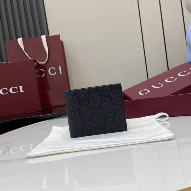 配全套原厂专柜包装 新品 系列名称“Gucci Imprint”尽释Gg字母交织图案的恒久优雅魅力，该图案以富有触感的细节装点日常风格单品。这款双折钱包以印花压