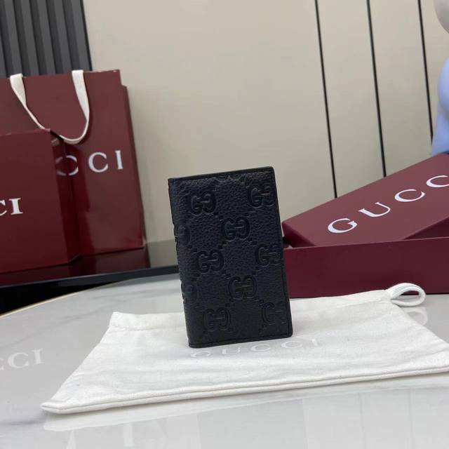 配全套原厂专柜包装 新品 系列名称“Gucci Imprint”尽释Gg字母交织图案的恒久优雅魅力,该图案以富有触感的细节装点日常风格单品。这款卡片夹以印花压纹 配全套原厂专柜包装 新品 系列名称“Gucci Imprint”尽释Gg字母交织图案的恒久优雅魅力,该图案以富有触感的细节装点日常风格单品。这款卡片夹以印花压纹