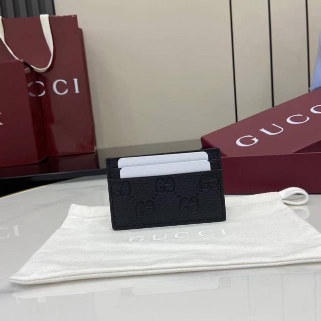 配全套原厂专柜包装 新品 系列名称“Gucci Imprint”尽释Gg字母交织图案的恒久优雅魅力,该图案以富有触感的细节装点日常风格单品。这款卡片夹以印花压纹 配全套原厂专柜包装 新品 系列名称“Gucci Imprint”尽释Gg字母交织图案的恒久优雅魅力,该图案以富有触感的细节装点日常风格单品。这款卡片夹以印花压纹
