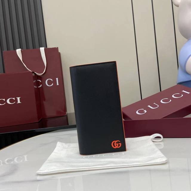 配全套原厂专柜包装 新品 Gg Marmont系列以缤纷彩色细节为吸睛亮点，新颖功能为经典廓形添注活力。这款卡片夹采用半亮面软皮制作，钯金色调双G细节更添点睛之