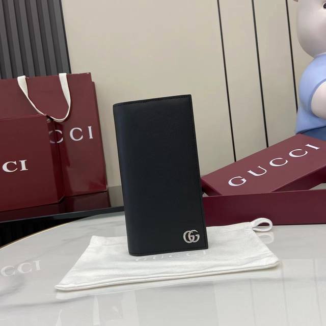 配全套原厂专柜包装 新品 Gg Marmont系列以缤纷彩色细节为吸睛亮点，新颖功能为经典廓形添注活力。这款卡片夹采用半亮面软皮制作，钯金色调双G细节更添点睛之