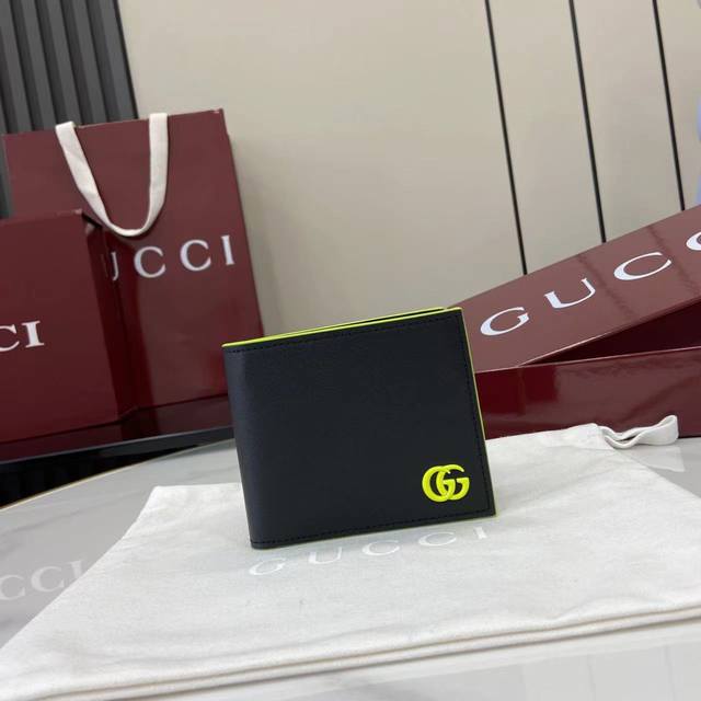 配全套原厂专柜包装 新品 Gg Marmont系列以缤纷彩色细节为吸睛亮点，新颖功能为经典廓形添注活力。这款双折钱包采用半亮面软皮制作，与翠绿色皮革滚边和漆面双