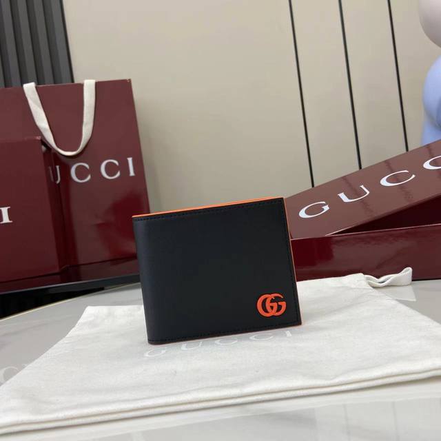 配全套原厂专柜包装 新品 Gg Marmont系列以缤纷彩色细节为吸睛亮点，新颖功能为经典廓形添注活力。这款双折钱包采用半亮面软皮制作，与橙色皮革滚边和漆面双G