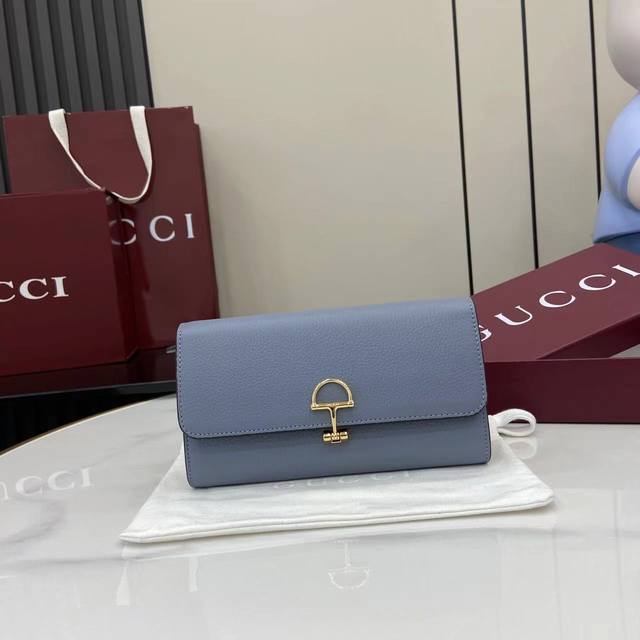 配全套原厂专柜包装 新品 这款Gucci Softbit系列肩背包匠心融蕴大号半马衔扣造型品牌经典马术风格配件。浅蓝色粒面牛皮革浅金色调配件深棕色超细纤维衬里半