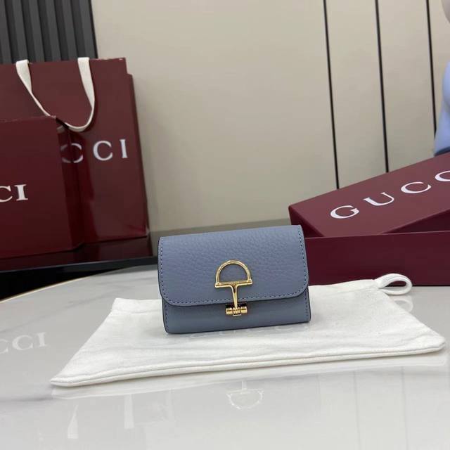 配全套原厂专柜包装 新品 Gucci延续品牌深厚传承,深化与马术本源的联结。半马衔扣图案化身为开合细节,为多款小皮件增色添彩。这款卡片夹以浅蓝色粒面牛皮革匠心打 配全套原厂专柜包装 新品 Gucci延续品牌深厚传承,深化与马术本源的联结。半马衔扣图案化身为开合细节,为多款小皮件增色添彩。这款卡片夹以浅蓝色粒面牛皮革匠心打
