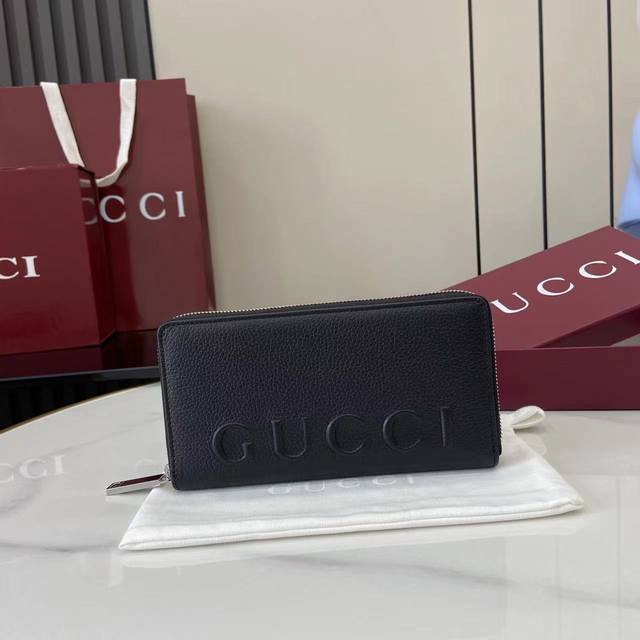 配全套原厂专柜包装 新品 Gg Marmont系列以缤纷彩色细节为吸睛亮点，新颖功能为经典廓形添注活力。这款双折钱包采用牛皮制作，黑色牛皮革黑色云纹织物衬里十二