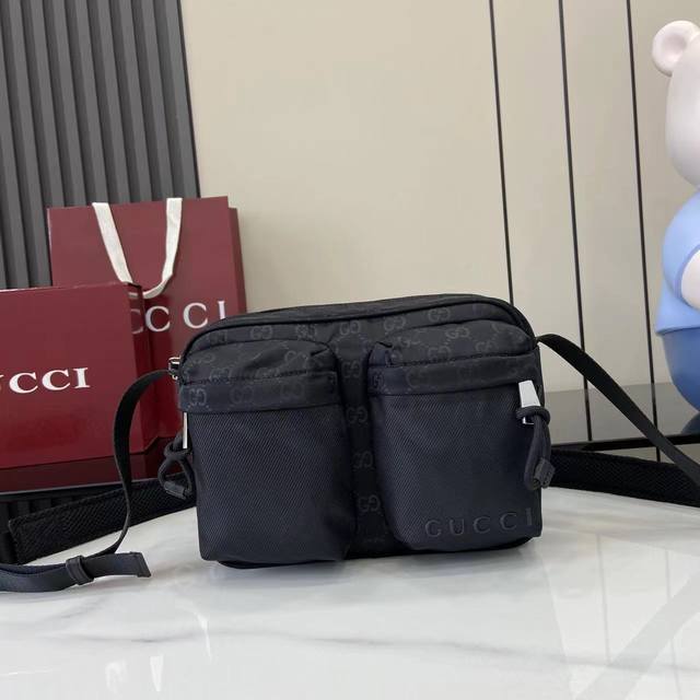 配全套原厂专柜包装 新品 轻便耐用的Gg尼龙面料携全新功能和醒目色调焕新亮相。在这款斜挎包之上,它以耀目之姿傲然登场,与红绿织带细节相得益彰。黑色Gg尼龙红绿织 配全套原厂专柜包装 新品 轻便耐用的Gg尼龙面料携全新功能和醒目色调焕新亮相。在这款斜挎包之上,它以耀目之姿傲然登场,与红绿织带细节相得益彰。黑色Gg尼龙红绿织