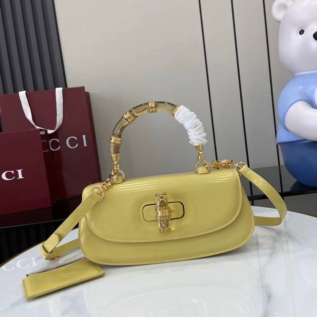 配全套原厂专柜包装 新品 这款小号手提包以树脂和黄铜细节焕新演绎标志性竹节造型配件，为2025春夏系列再添亮眼力作。Gucci Bamboo Diva手提包能为