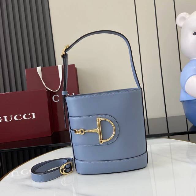 配全套原厂专柜包装 新品 在2025春夏系列中,Gucci 73系列从与其系列名同年推出的一款典藏水桶包中撷取创作灵感。这款包袋以现代美学演绎马衔扣造型配件,可 配全套原厂专柜包装 新品 在2025春夏系列中,Gucci 73系列从与其系列名同年推出的一款典藏水桶包中撷取创作灵感。这款包袋以现代美学演绎马衔扣造型配件,可