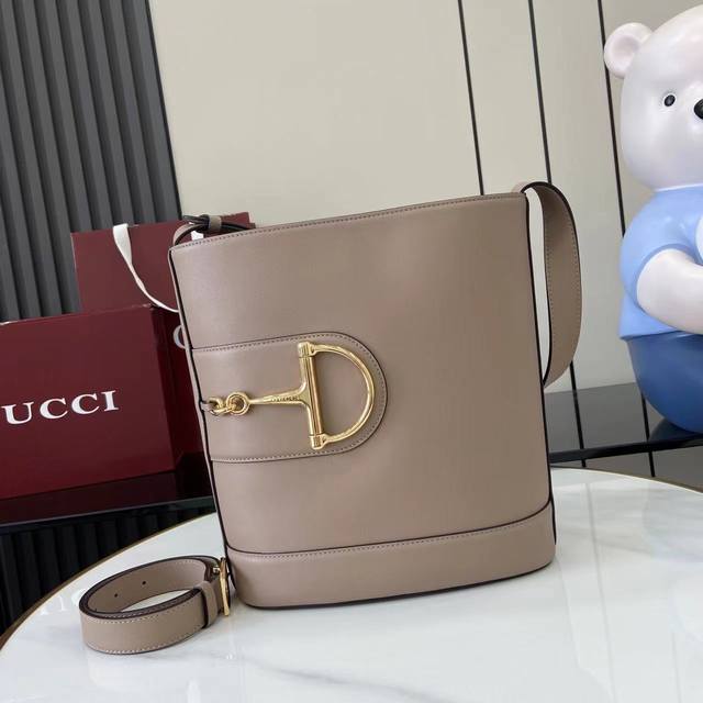 配全套原厂专柜包装 新品 在2025春夏系列中，Gucci 73系列从与其系列名同年推出的一款典藏水桶包中撷取创作灵感。这款包袋以现代美学演绎马衔扣造型配件，可