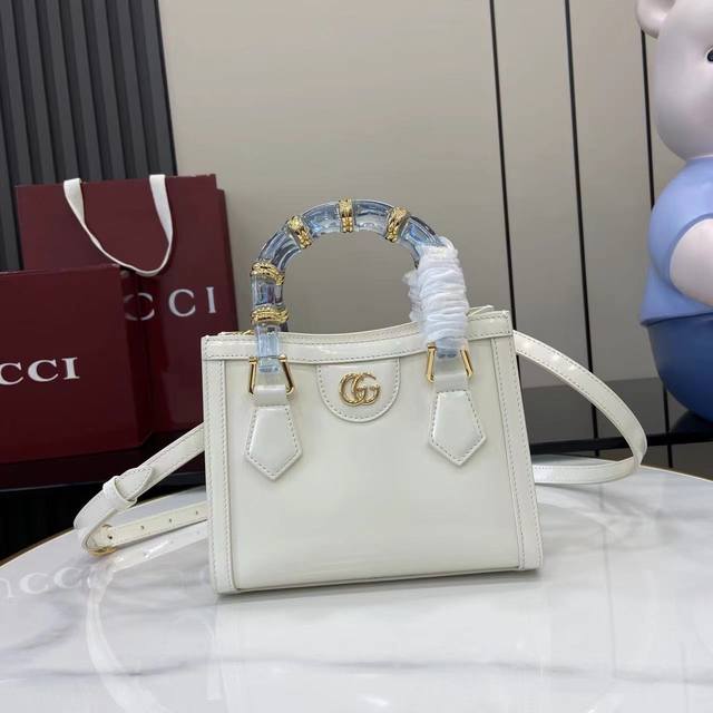 配全套原厂专柜包装 新品 2025春夏系列中，Gucci Diana系列以树脂和黄铜细节焕新演绎经典竹节配件。背法多样，既可斜挎亦可肩背。白色光泽感抛光羊皮革金