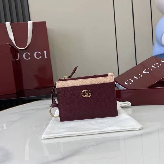 配全套原厂专柜包装 新品 Gg Marmont系列全新推出多款色彩斑斓的匠心之作，新增的功能性设计为经典轮廓注入灵动活力。这款卡片夹以古驰安可拉红和粉色牛皮革呈