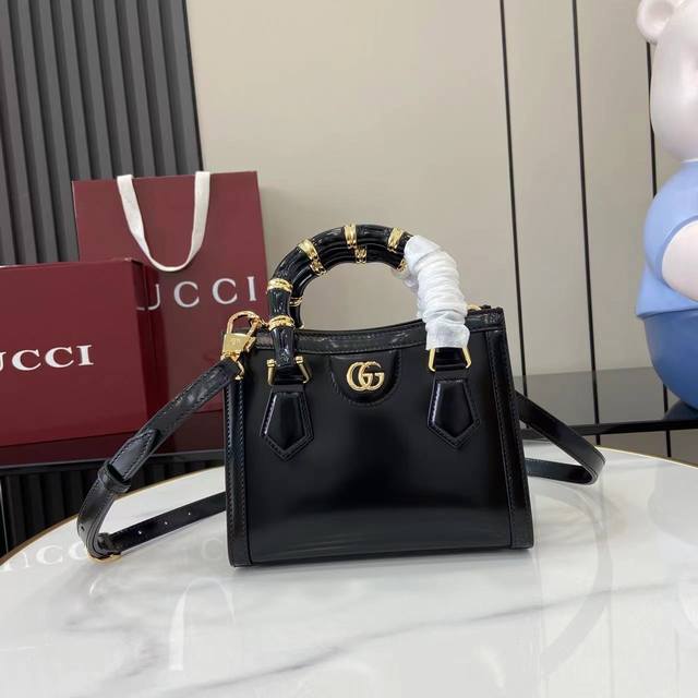 配全套原厂专柜包装 新品 2025春夏系列中,Gucci Diana系列以树脂和黄铜细节焕新演绎经典竹节配件。背法多样,既可斜挎亦可肩背。黑色亮面抛光羊皮革金色 配全套原厂专柜包装 新品 2025春夏系列中,Gucci Diana系列以树脂和黄铜细节焕新演绎经典竹节配件。背法多样,既可斜挎亦可肩背。黑色亮面抛光羊皮革金色