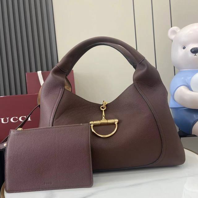 配全套原厂专柜包装 新品 这款全新Gucci Softbit系列肩背包以超大半马衔扣造型焕新演绎品牌经典配件。休闲廓形搭配磁扣设计，以纹理丰富的柔软粒面皮革匠心
