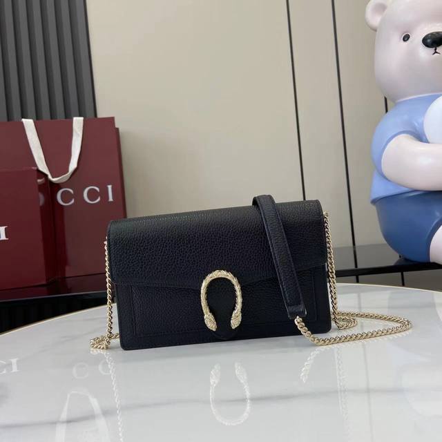 配全套原厂专柜包装 新品 这款Dionysus系列链带钱包选用黑色粒面皮革匠心打造，巧妙融入带纽扣的双虎头锁扣。造型小巧玲珑而不失雅致格调，配有固定链式肩带，成