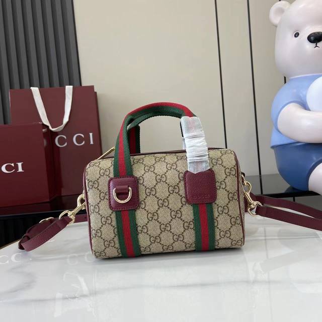 配全套原厂专柜包装 新品 灵感源自Gucci标志性的旅行包廓形，品牌推出了Mini Gg手袋。该款手袋采用柔软的Gg老花帆布精制而成，配有Web织带手柄和可拆卸