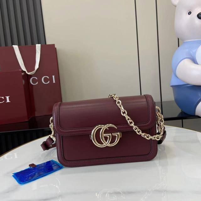 配全套原厂专柜包装了 新品 Gucci Go系列专为运动而生。这款肩背包采用光面皮革制作,精致链式肩带尽显摩登气质。其包内格局设计实用,后侧设有一个可拆卸镜子。 配全套原厂专柜包装了 新品 Gucci Go系列专为运动而生。这款肩背包采用光面皮革制作,精致链式肩带尽显摩登气质。其包内格局设计实用,后侧设有一个可拆卸镜子。