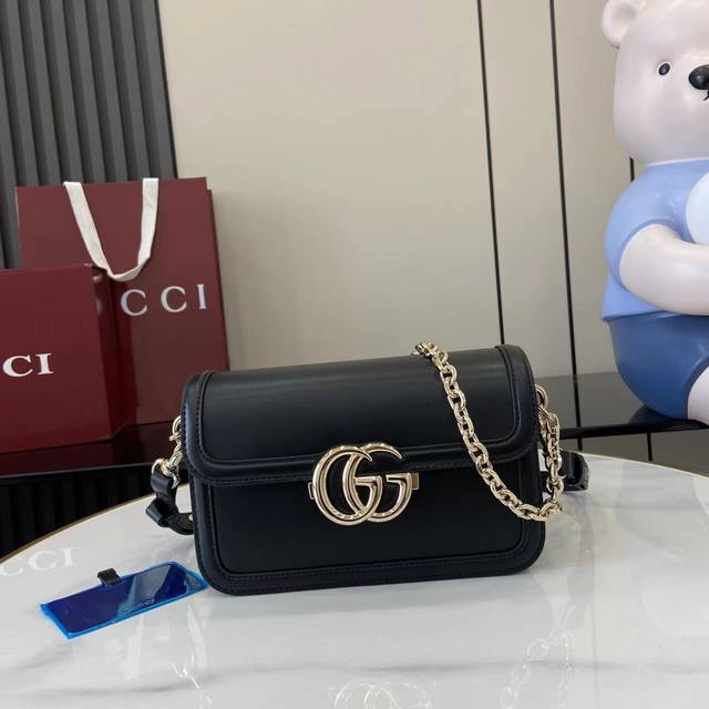 配全套原厂专柜包装 新品 Gucci Go系列专为运动而生。这款肩背包采用光面皮革制作,精致链式肩带尽显摩登气质。其包内格局设计实用,后侧设有一个可拆卸镜子。古 配全套原厂专柜包装 新品 Gucci Go系列专为运动而生。这款肩背包采用光面皮革制作,精致链式肩带尽显摩登气质。其包内格局设计实用,后侧设有一个可拆卸镜子。古