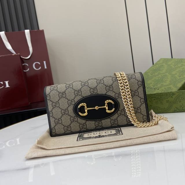 配全套原厂绿盒包装 创作总监Sabato De Sarno呈现全新Gg字母图案涂层织物，打造柔软、轻盈且耐用的精湛材质。这款Gucci Horsebit 195